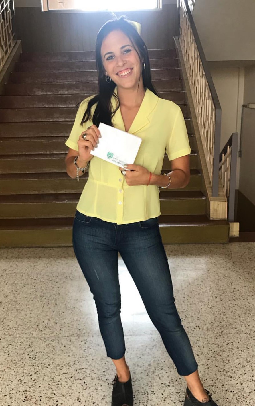 Rocío Cerra con su diploma de la Universidad del Salvador